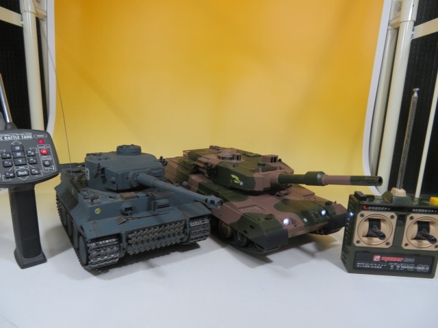 戦車のラジコン「RC BATTLE TANK」や戦車、戦闘機のプラモデル等をお譲り頂きました。